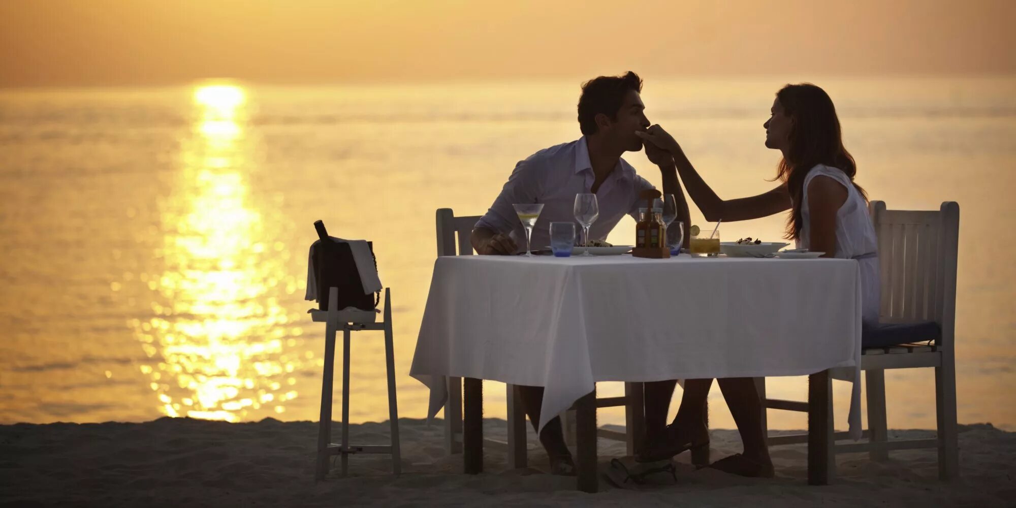 Можно романтика. Романтический ужин на берегу. Ужин на берегу моря. Романтичные картинки. Свидание на берегу моря.