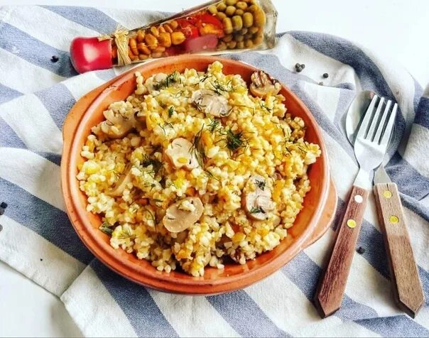 Плов с грибами шампиньонами и булгуром. Булгур с подливкой. Булгур с грибами. Булгур с шампиньонами. Булгур с куриной грудкой.