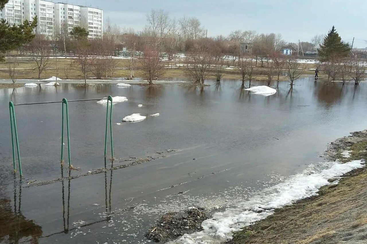 Тюмень топит. Лужи Тюмень. Тюмень весной. Тюмень в апреле.