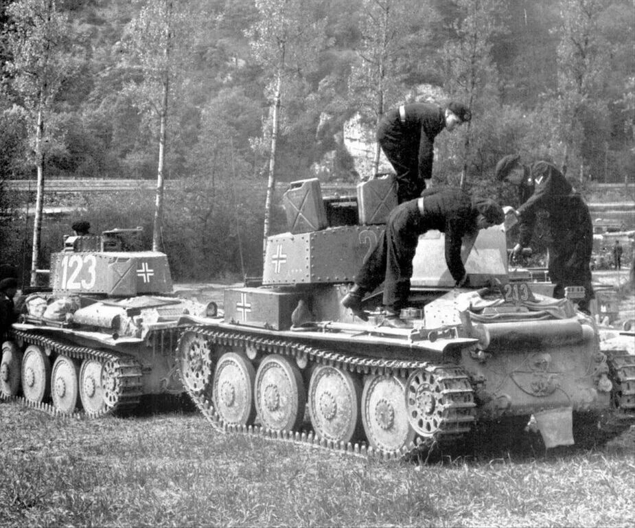 Танк дивизии вермахта. 7-й танковой дивизии вермахта. 7 танковая дивизия роммеля. pz-38 роммель. 7-я танковая дивизия вермахта роммель.