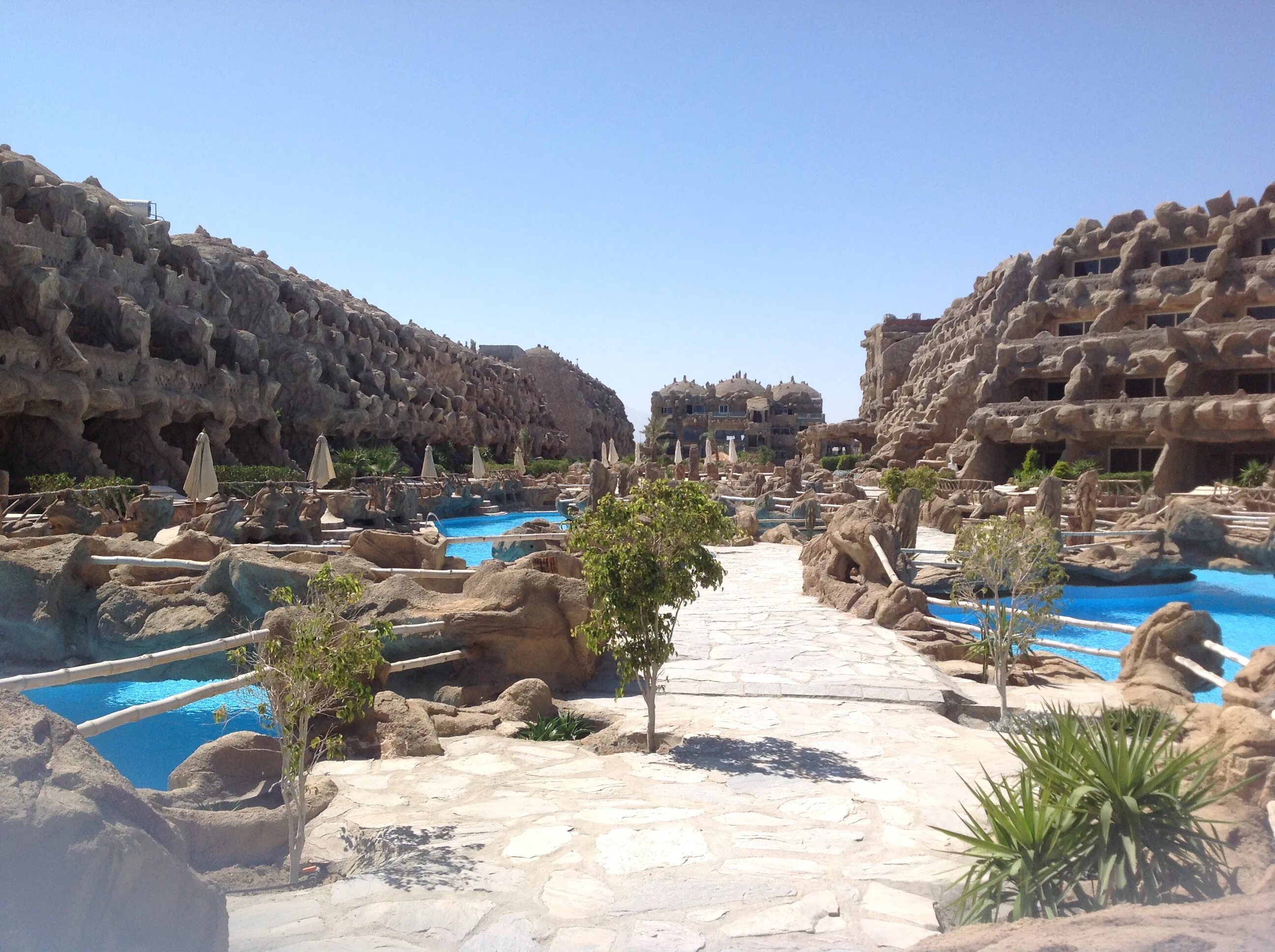 Кавес бич египет. Египет отель пещера. Хургада caves beach resort. Caves beach resort 5 хургада фото. Caves resort hurghada.