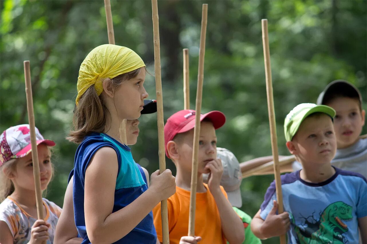 деятельность детских лагерей. детский летний лагерь. тимбилдинг для детей в лагере. спортивный лагерь. детский летний лагерь.