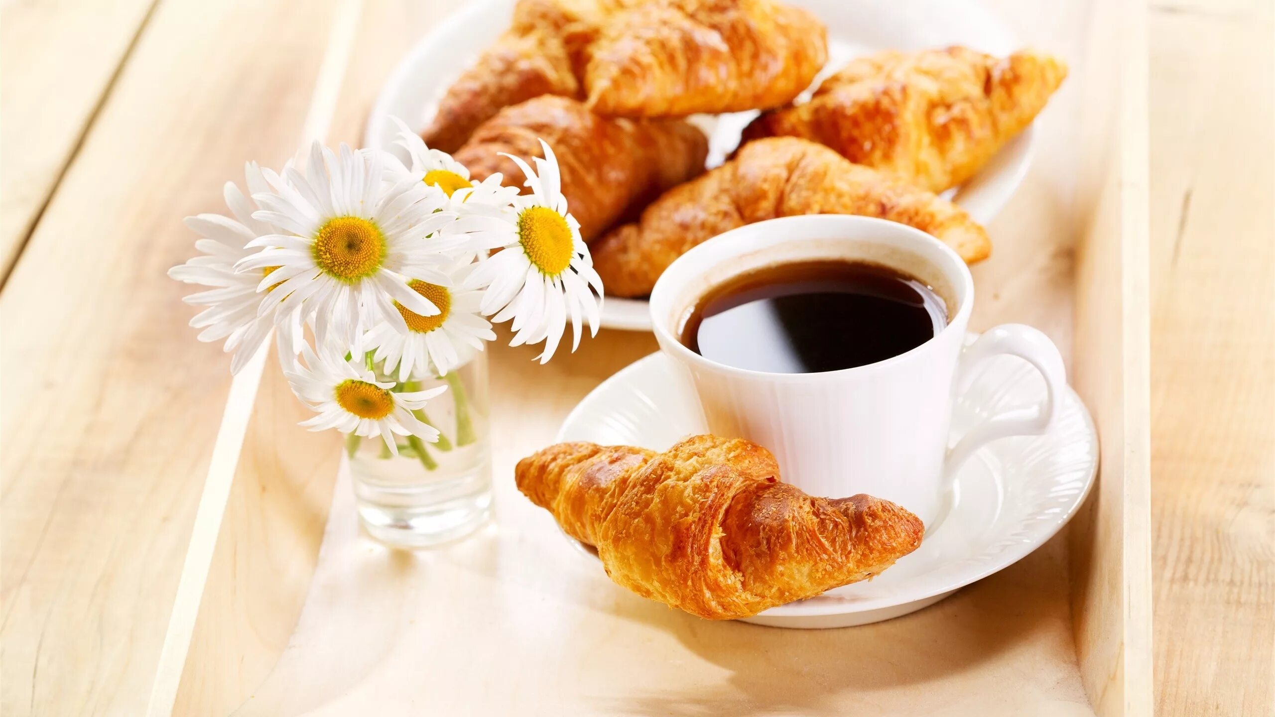 Картинки с добрым утром город. Доброе утро кофе круассаны цветы. Ромашки круассаны завтрак. Утро завтрак ромашки. Доброе утро ромашки круассаны кофе.