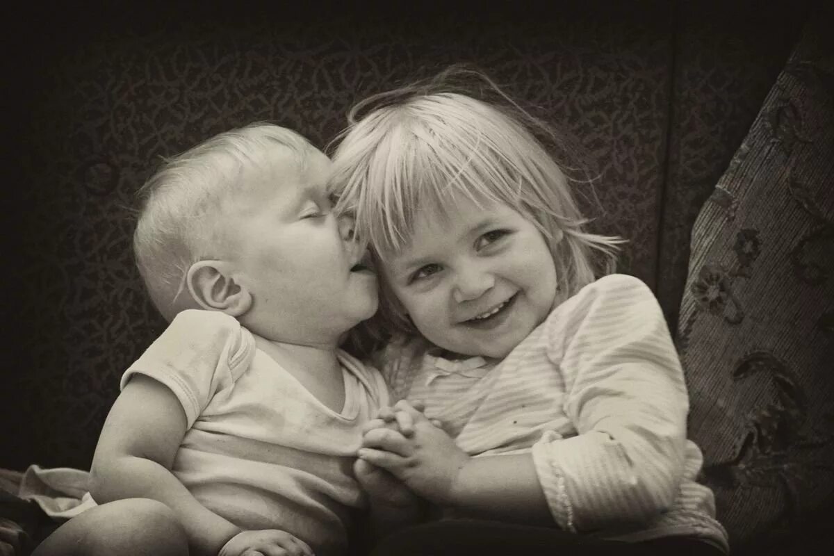 дети брат и сестра. брат и сестра мило. братики-сестрички. дети мальчик и девочка. малыши обнимаются.