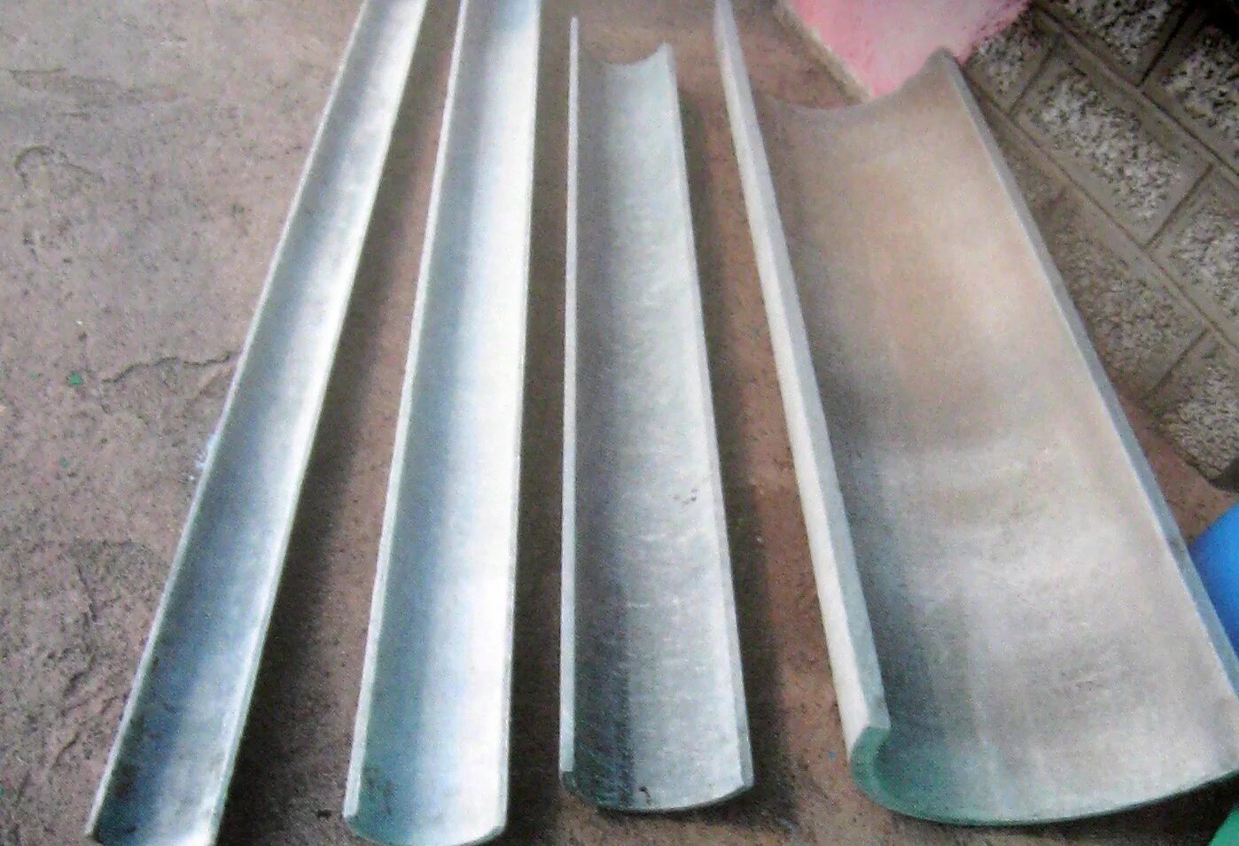 Труба разрезанная вдоль. Вдоль трубы. Водосток из канализационной трубы 110 мм. Вдоль трубы. Труба пластиковая разрезная.