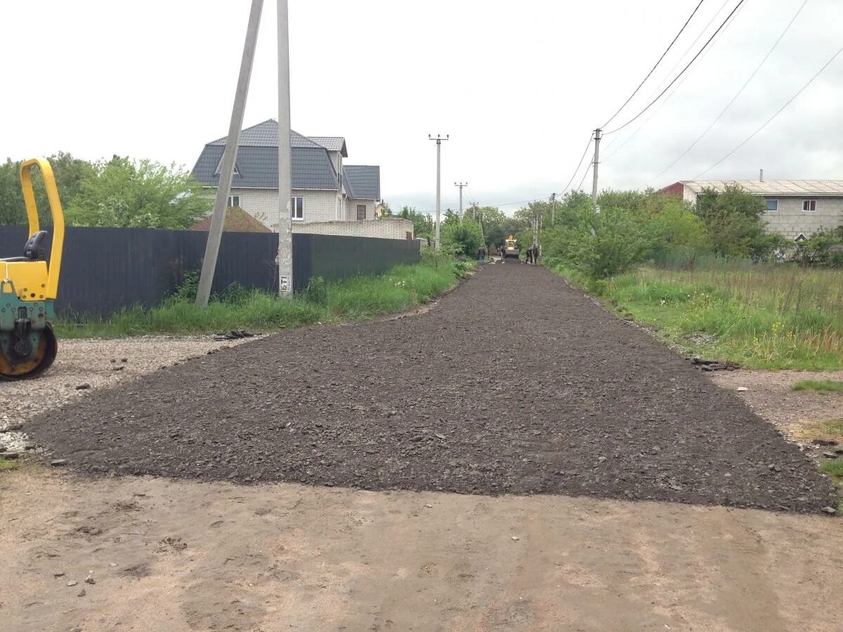 Укладка крошка в москве и московская область. Фам асфальтовая крошка. Отсыпка асфальтная крошка. Асфальтовая крошка Заокский район. Укладка асфальтная крошка Клин.