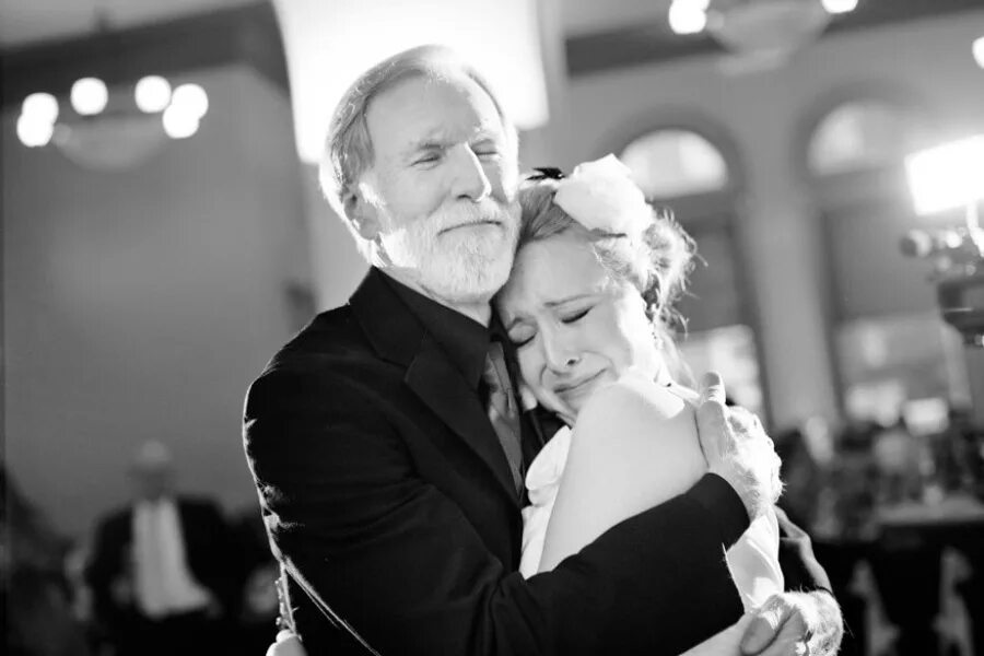 фотосессия папы и взрослой дочки. отец обнимает взрослую дочь. пожилой мужчина и девушка. фотосессия папа и дочка. дочка старше папы.