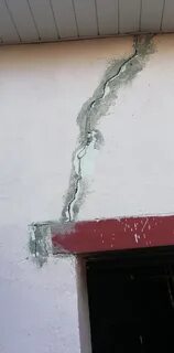 Трещины на углах дома