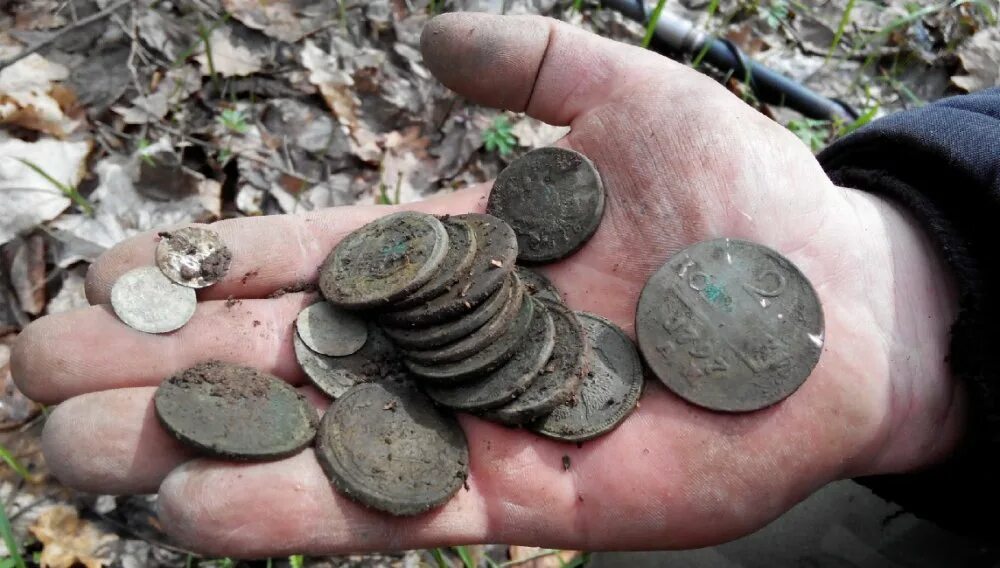 находки копателей старине. находки на металлоискатель. монеты находки копателей. кладоискатели коп с металлоискателем. ценные находки металлоискателем.