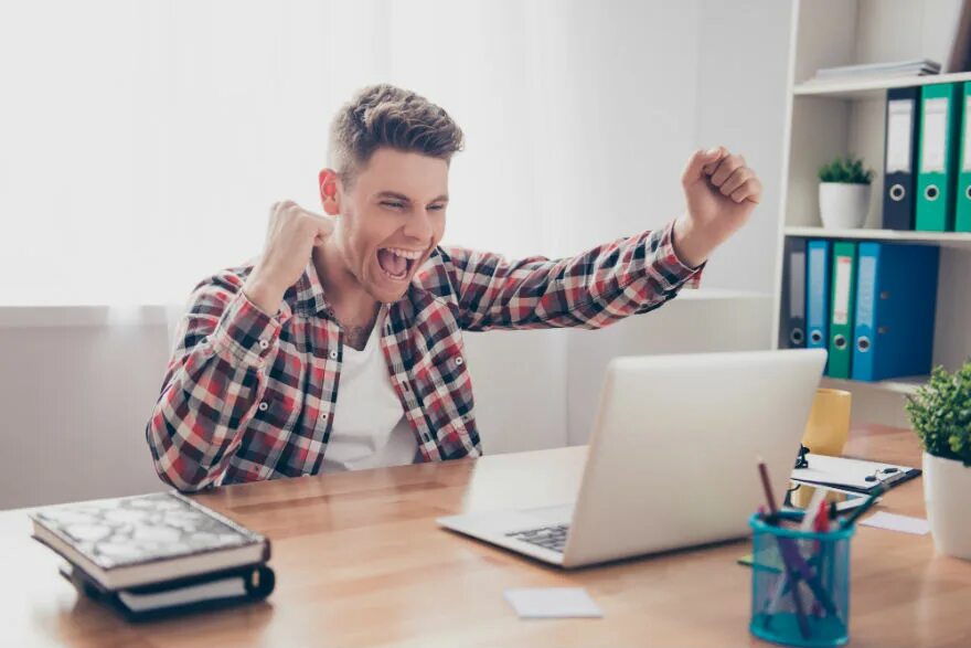 Человек выполняющий работу формально. Человек выполняет работу. happy man. task completed.