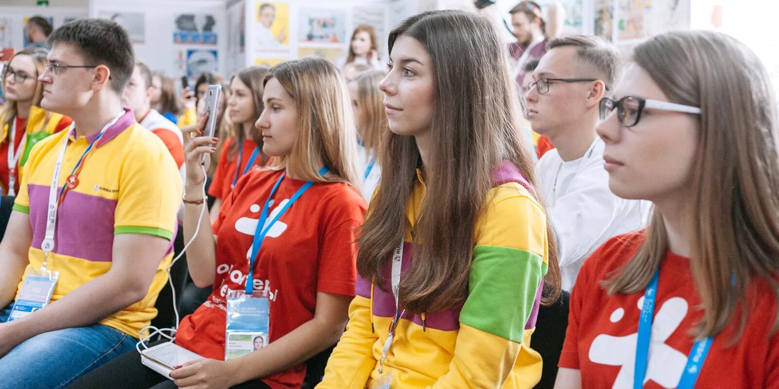 Волонтеры молодежь. Волонтерский центр. Мосволонтер центр. Волонтеры москвы. Подростки волонтеры.