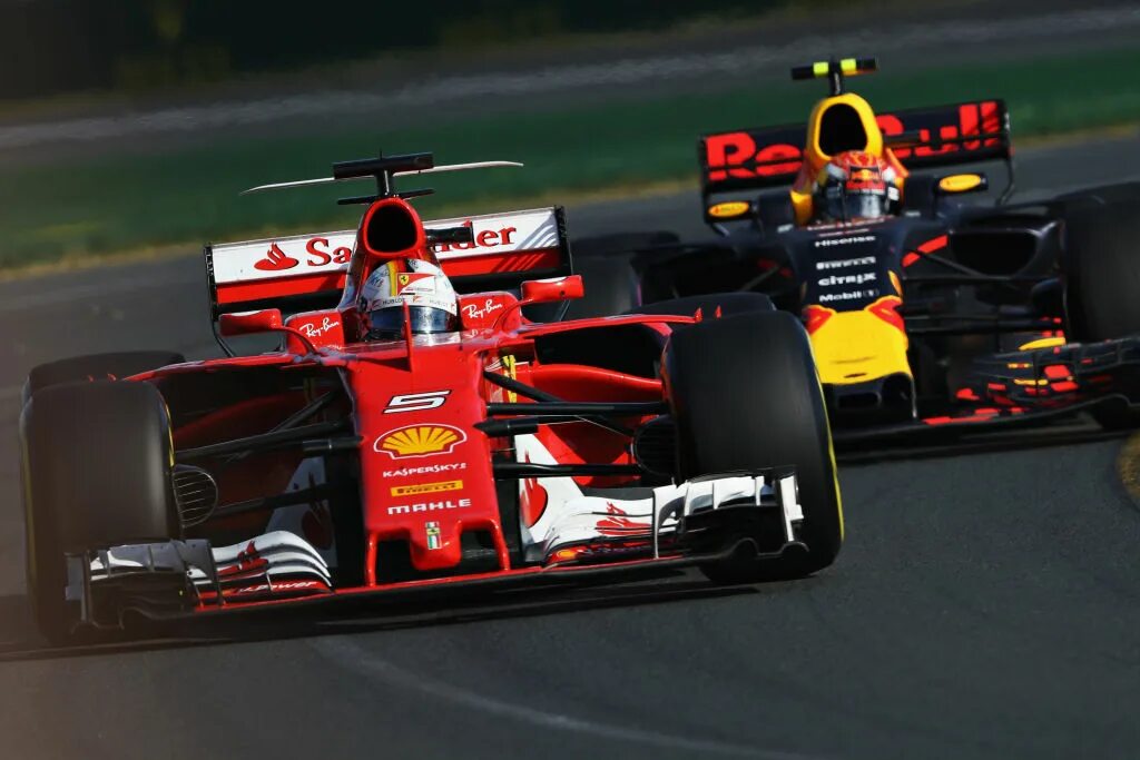 Формула 1 класса. Гонка формула 1. гоночный феррари sf96 start. феттель ред булл f1 болид вид сверху. ред булл 2025 формула 1 сильверстоун.