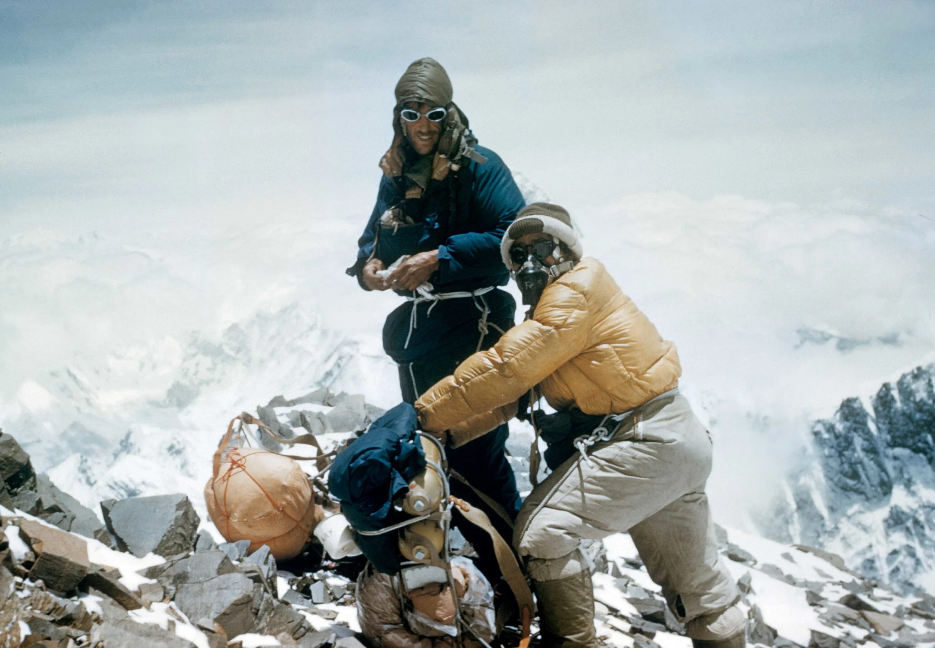 Каждый кто был в горах. Первое восхождение на Эверест 1953. Тенцинг Норгей на вершине Эвереста.
