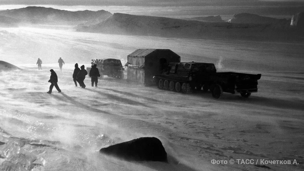 Первые антарктические станции. Станция Мирный в Антарктиде 1956. Станция Мирный в Антарктиде. 1956 Первая станция в Антарктиде. Станция Мирный 1956 год.