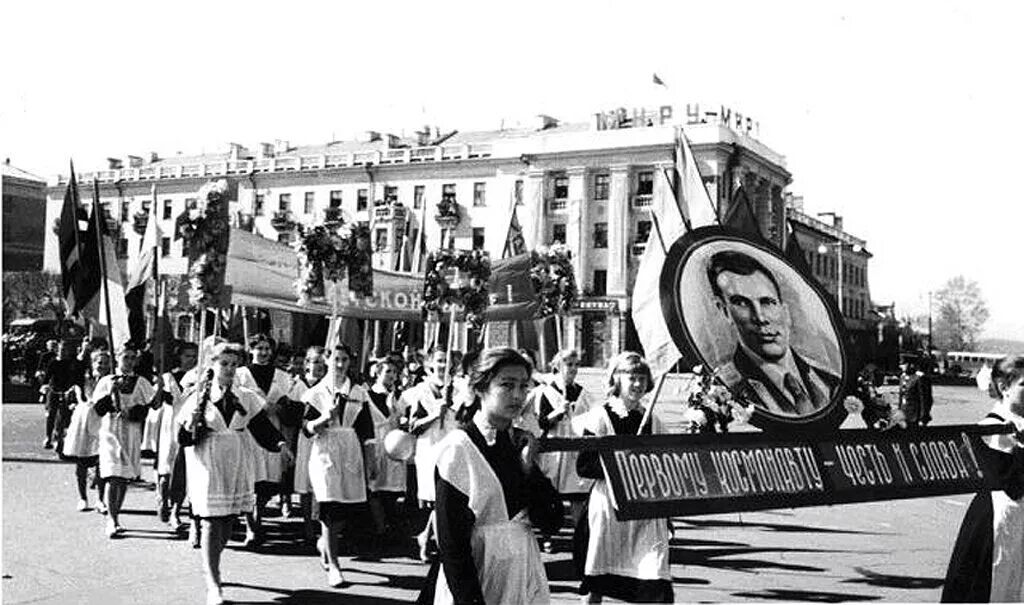 1 мая барнаул. Первомайская демонстрация в СССР 1950. Демонстрация 1 мая в СССР ретро. Первомайская демонстрация 1961 года. Первомайская демонстрация в СССР 70е.