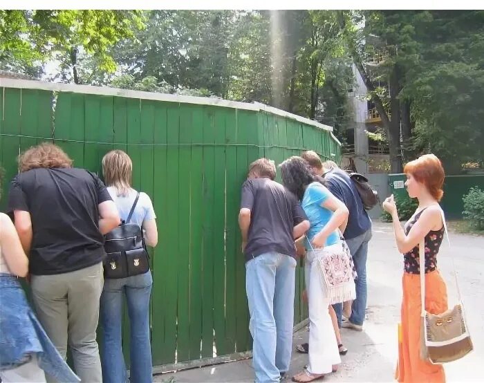 Подсмотрели через дверь