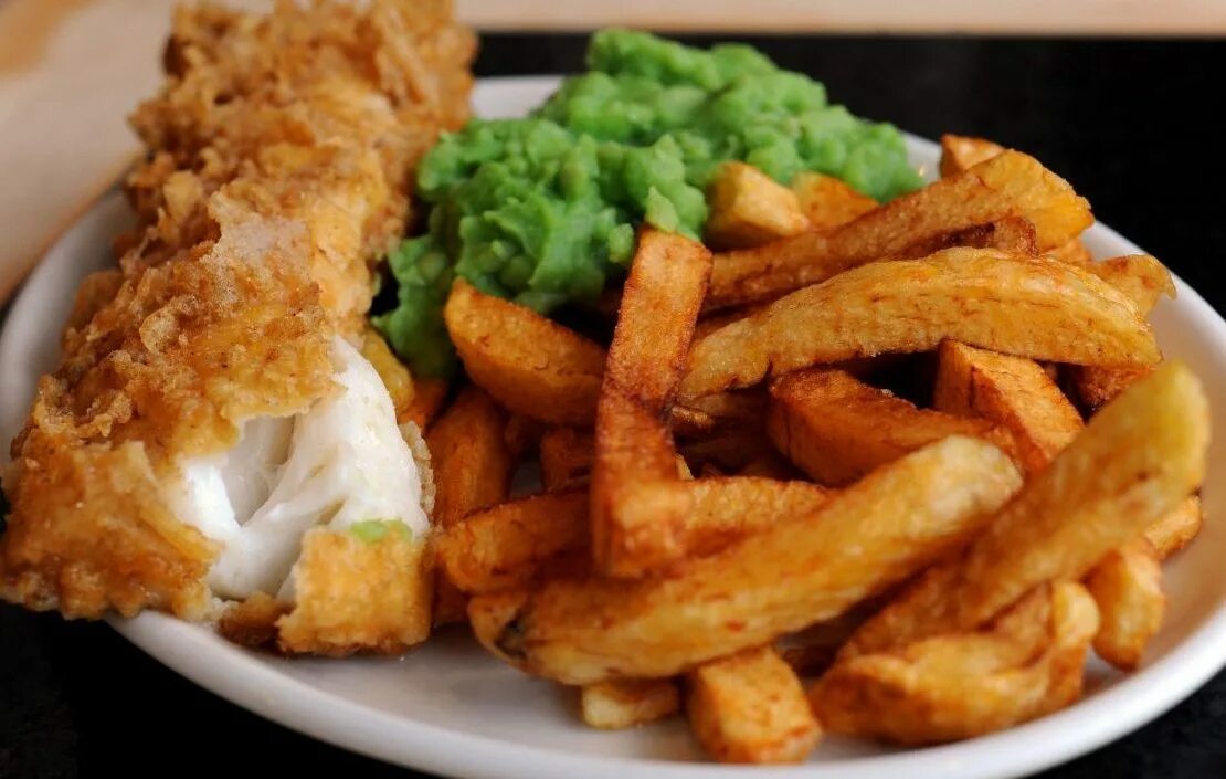 Рыба в британии. Fish and Chips в Англии. Фиш энд чипс Британия. Fish and Chips английское блюдо.