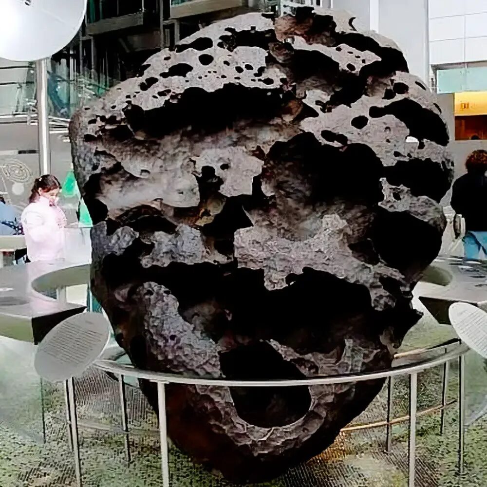 Крупнейший метеорит. Метеорит уилламетт. музей natural history нью йорк метеорит. метеорит в музее нью-йорка. вилламетт сша метеорит.