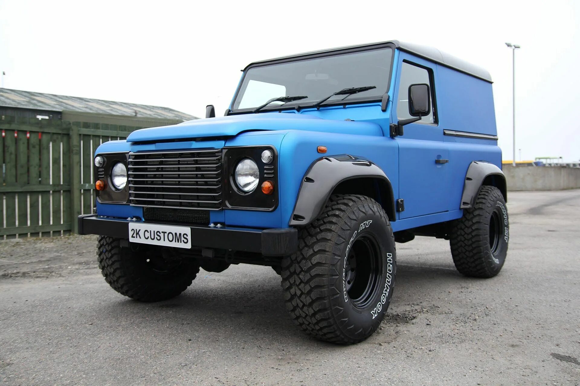 Defender full. Land Rover Defender видео. Винил на Дефендер. Upgrade Land Rover. Красивый винил на Дефендер.