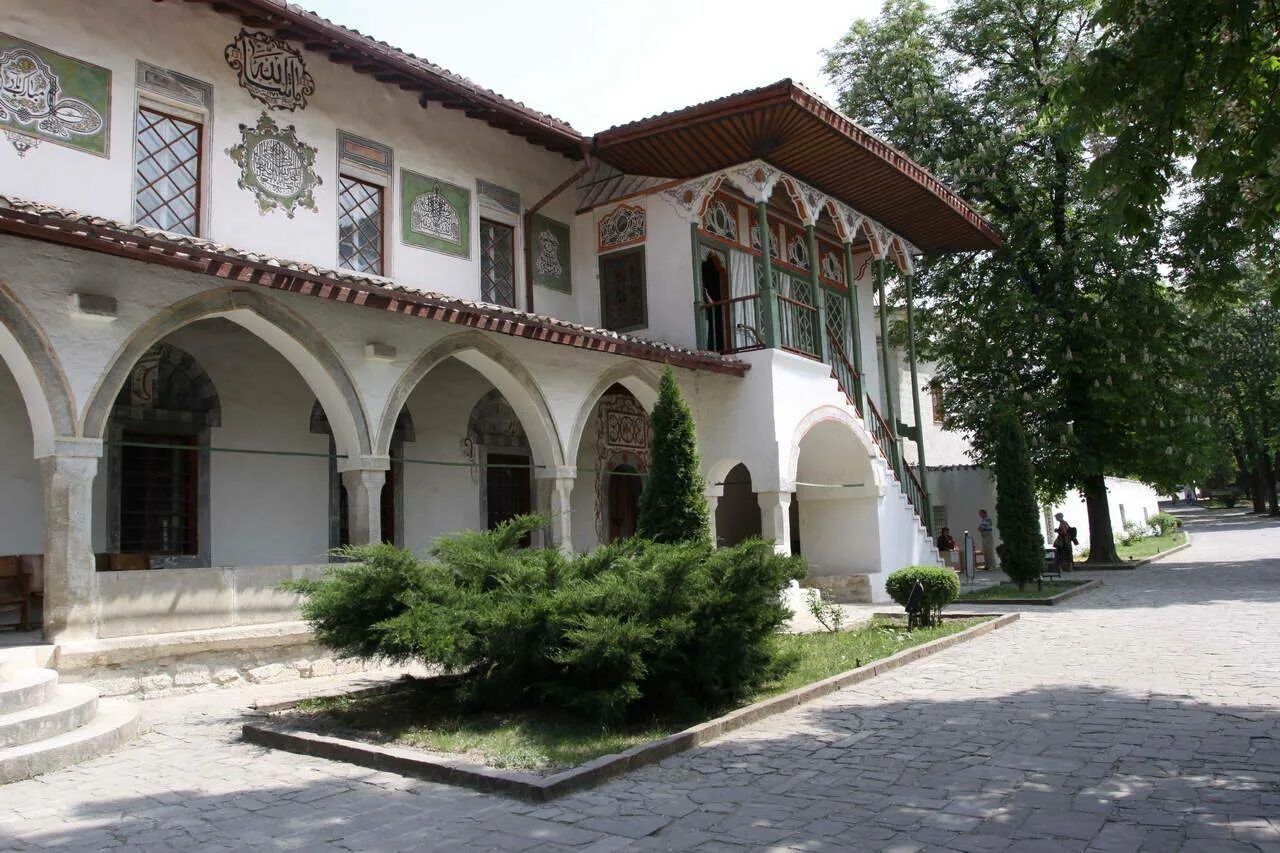 Согласно бахчисарайскому