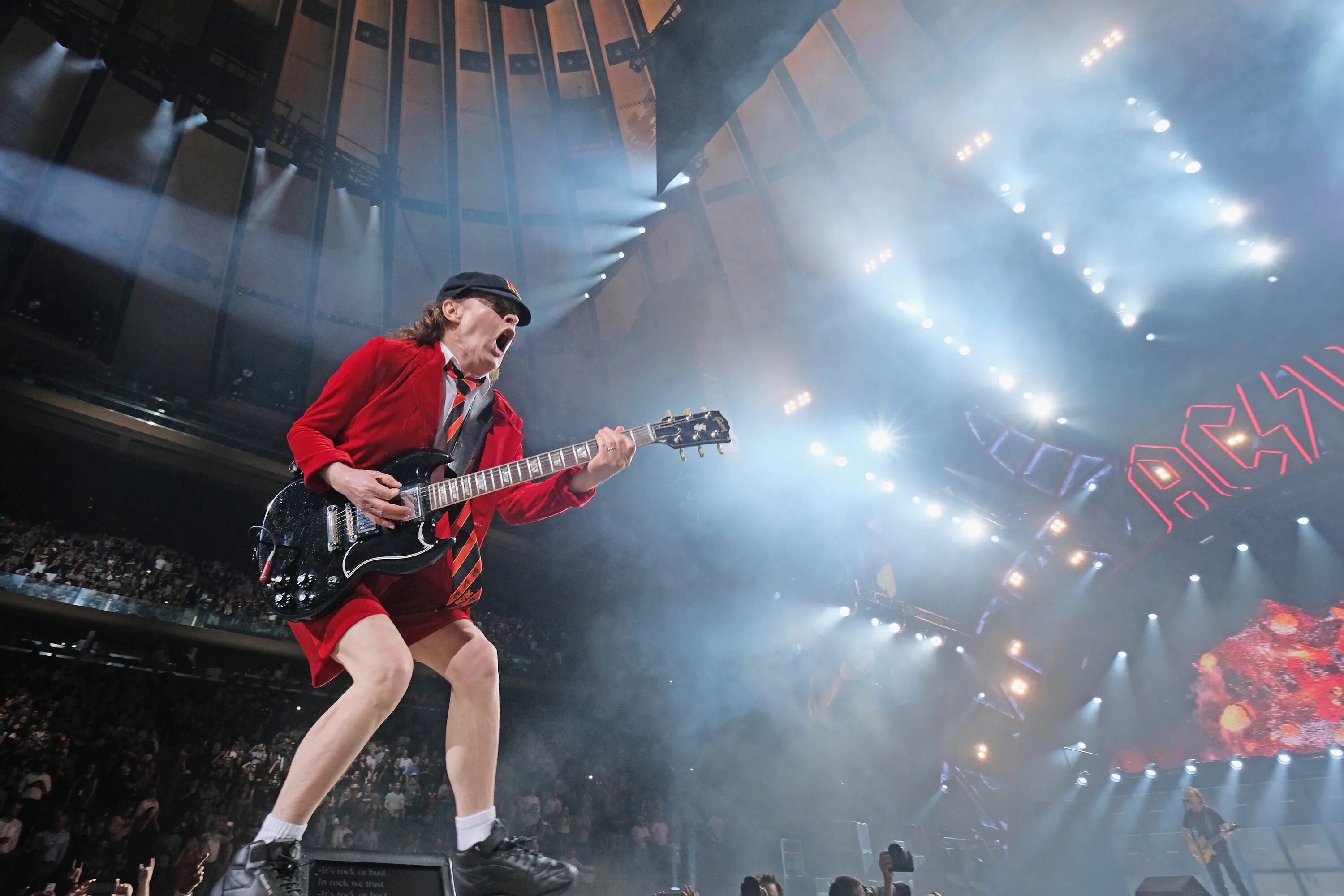 AC DC 2022. Группа AC/DC 2022. Angus young AC/DC 2022. Гитарист группы АС/DC.