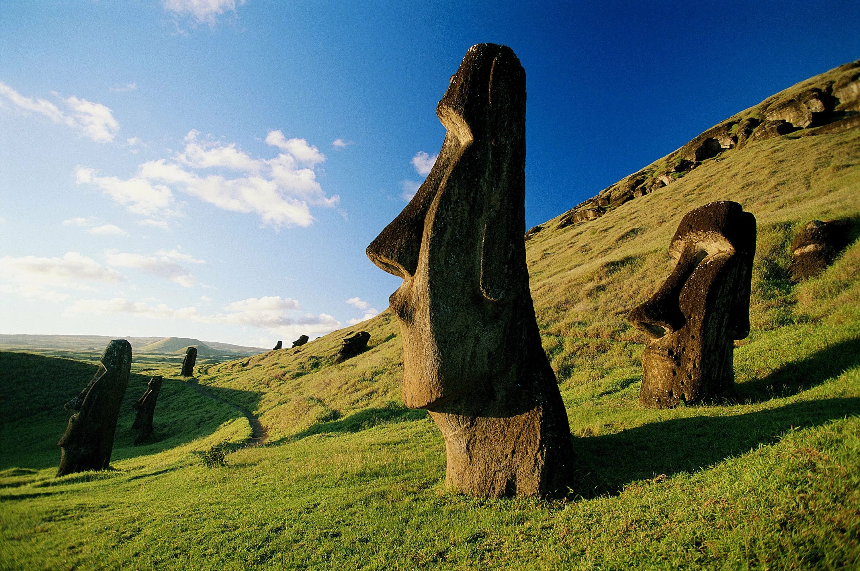 Миру удивительный и загадочный. Остров Пасхи статуи всемирное наследие. Каменные статуи Моаи остров Пасхи Чили. Остров Пасхи всемирное наследие ЮНЕСКО. Рапа-Нуи остров.