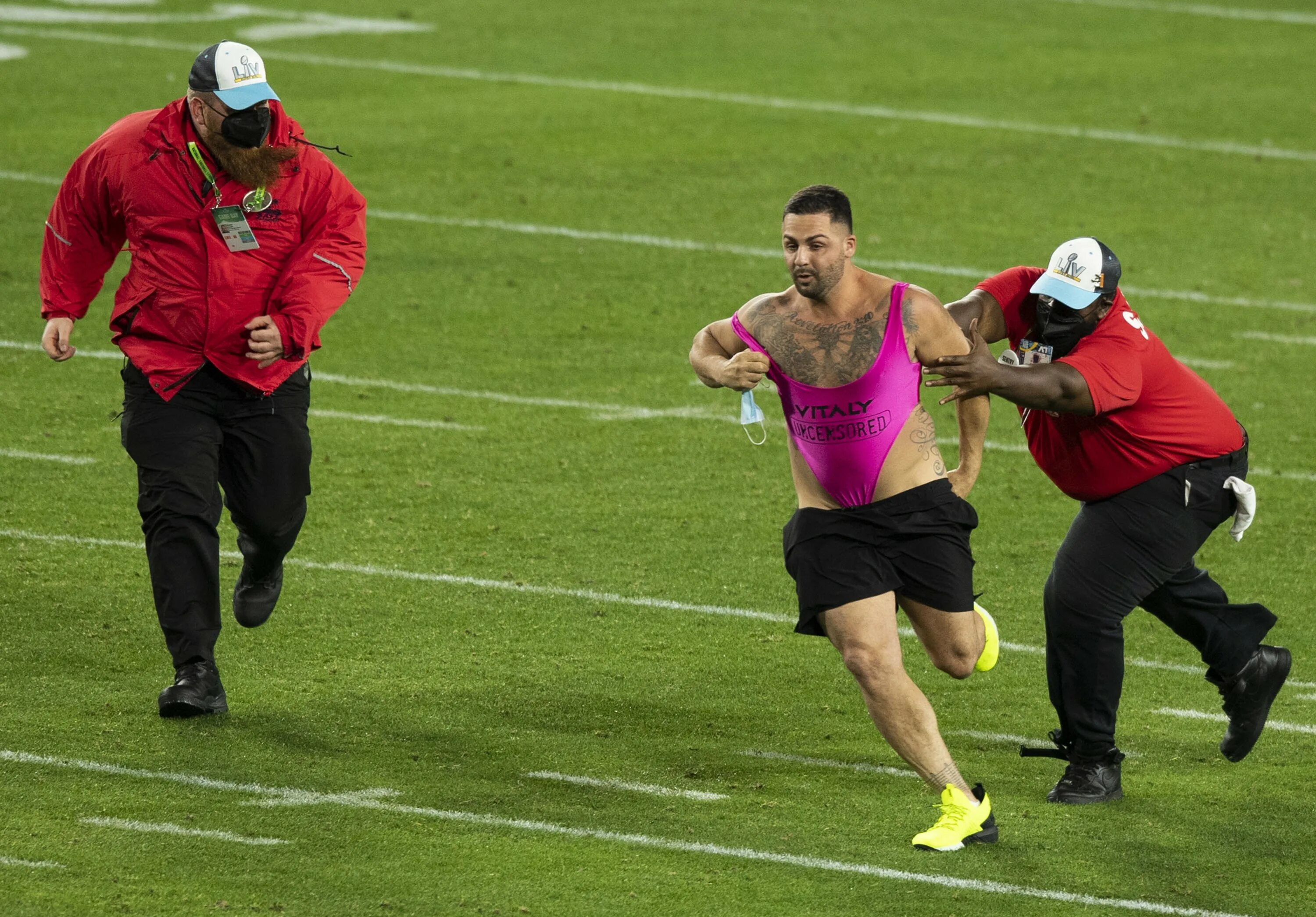 Таблица новых штрафов гибдд. Таблица нарушений пдд с пунктами правил. Болельщик выбежал на поле. Какой штраф если выбежать на поле. Какой штраф если выбежать на поле.