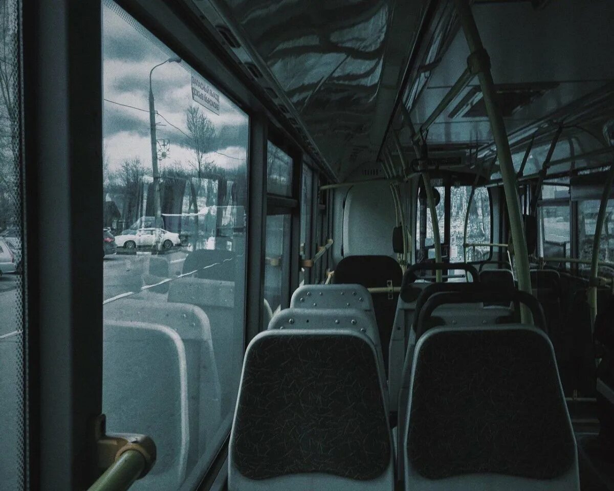 Автобус темноты. Автобус внутри. маршрутка внутри. автобус внутри эстетика. пустой салон автобуса.