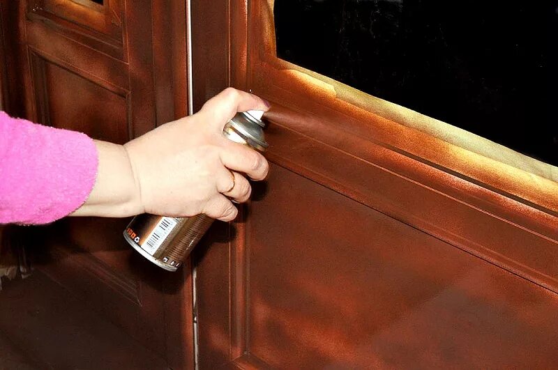 Можно покрыть двери лаком. Краска для деревянных дверей. Покраска металлических дверей. Краска для дверей из баллончика. Покраска входной деревянной двери.