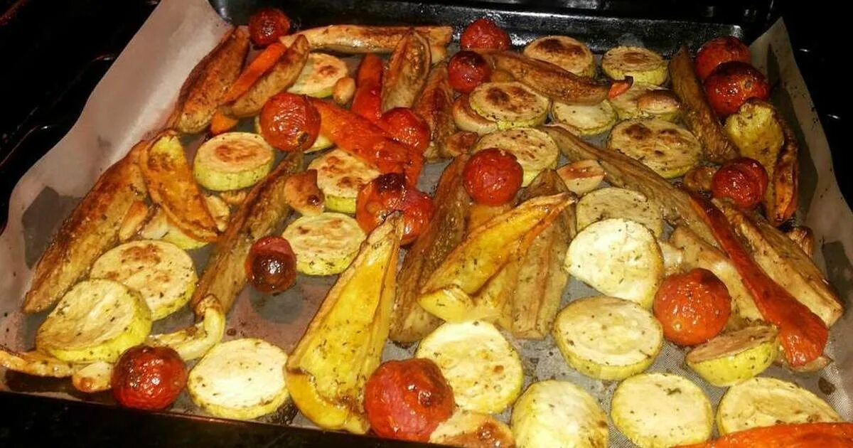 Печёные овощи в духовке. Запеченные овощи на противне. Вкусные овощи в духовке. Овощи на противне в духовке. Овощи запеченные в майонезе в духовке