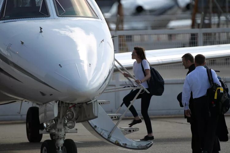 человек возле самолета. мужчина опоздавший на самолет. Catching a plane. Catching a plane. красивые девушки в самолете.