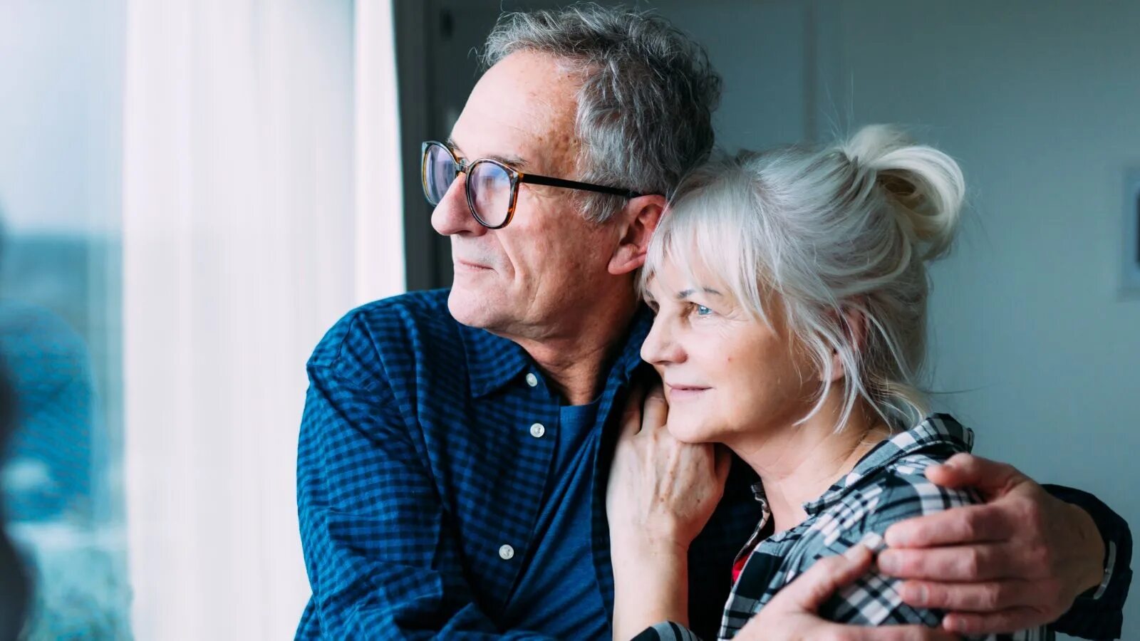 Мужчина старше. Видео про старше. Поцелуй бабушки и дедушки. Видео про старше. Передача старше всех.