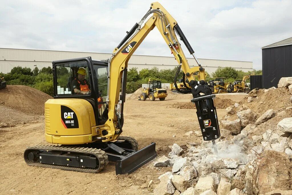 Владельцы мини экскаватор. Cat 303.5. Caterpillar 303.5 CR. Катерпиллер экскаватор 303. Мини экскаватор Cat 303.5e.