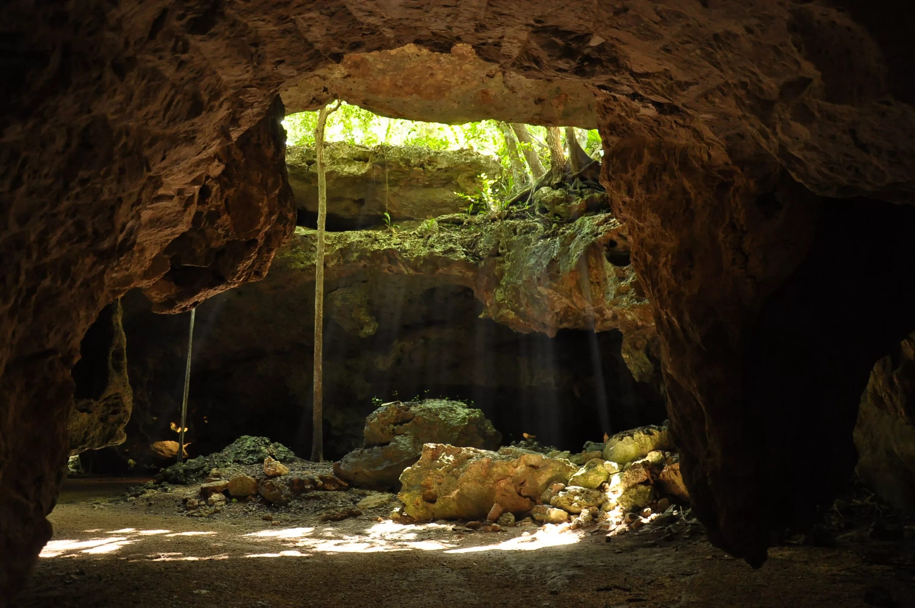 Cave v. Пещера Хуманди Эквадор. Исяньтянь пещера. Пещера внутри. Пещера снаружи.