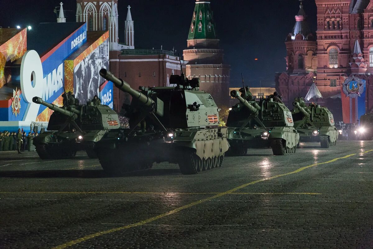 Парад какая техника. Парад военной техники. Парад Победы 2010. Военная техника на параде. Военный парад на красной площади.