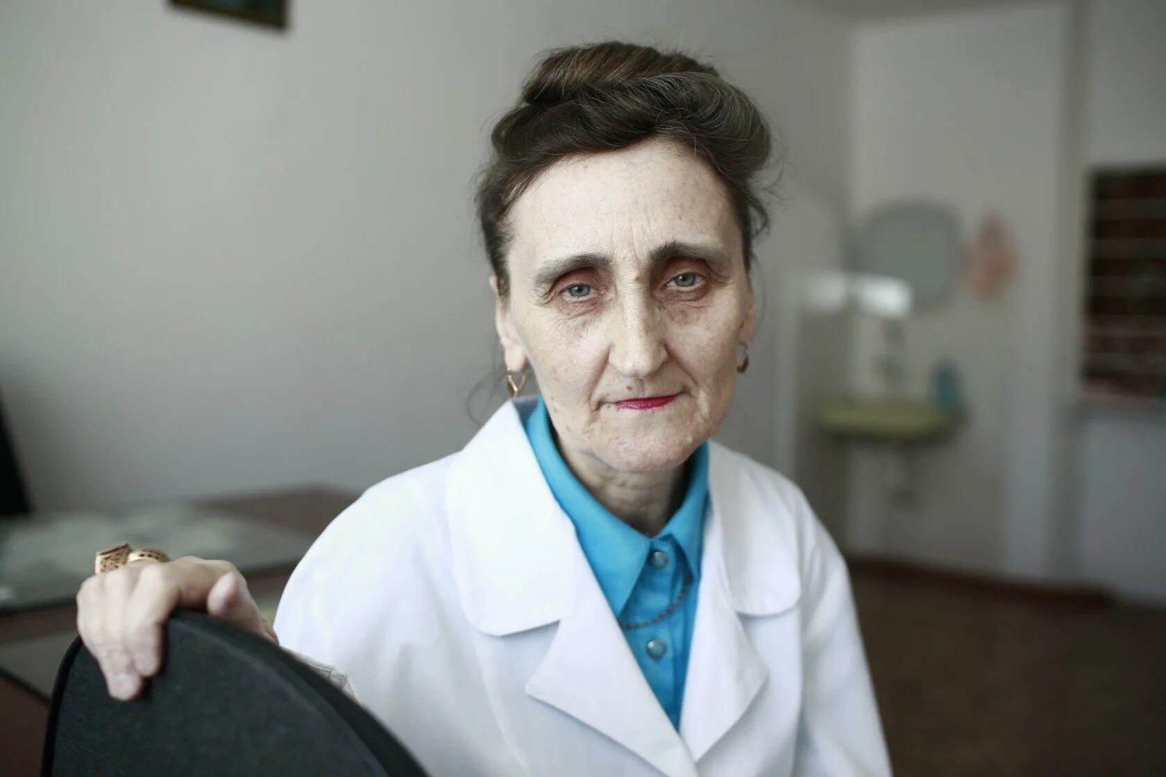 Старая врачиха. Пожилая женщина доктор. Бабушка у врача. Пожилой врач.