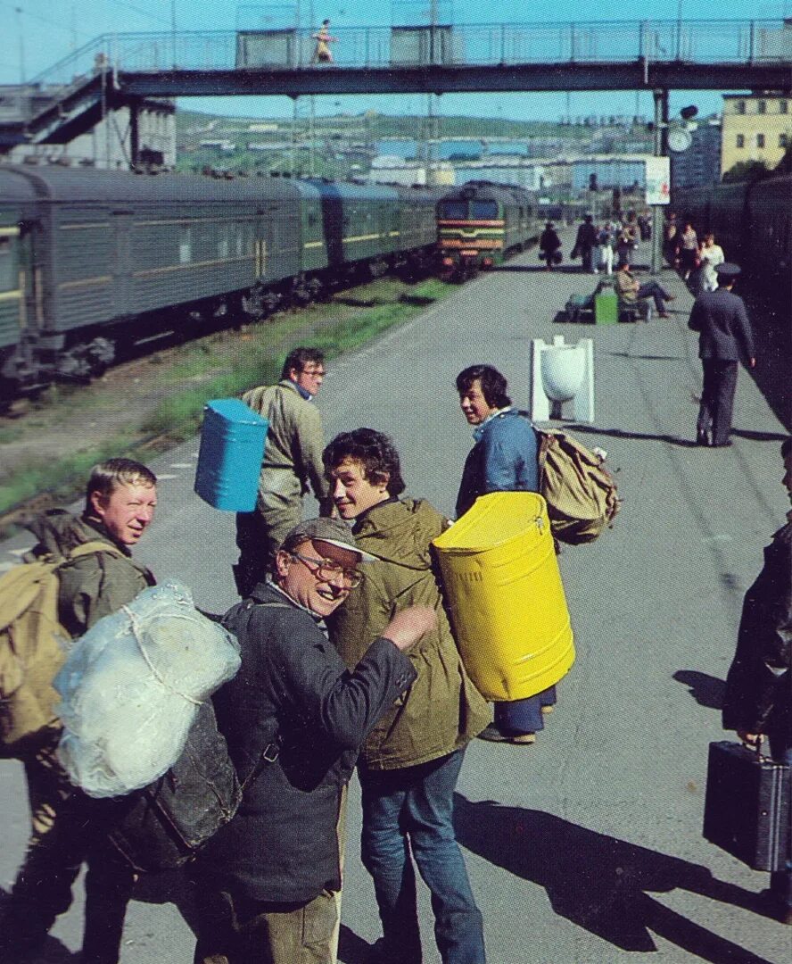 Ссср 90 годы. Мурманск 90-е. СССР 90-Е годы. Вокзал в 90-е. Мурманск в 90-е года.