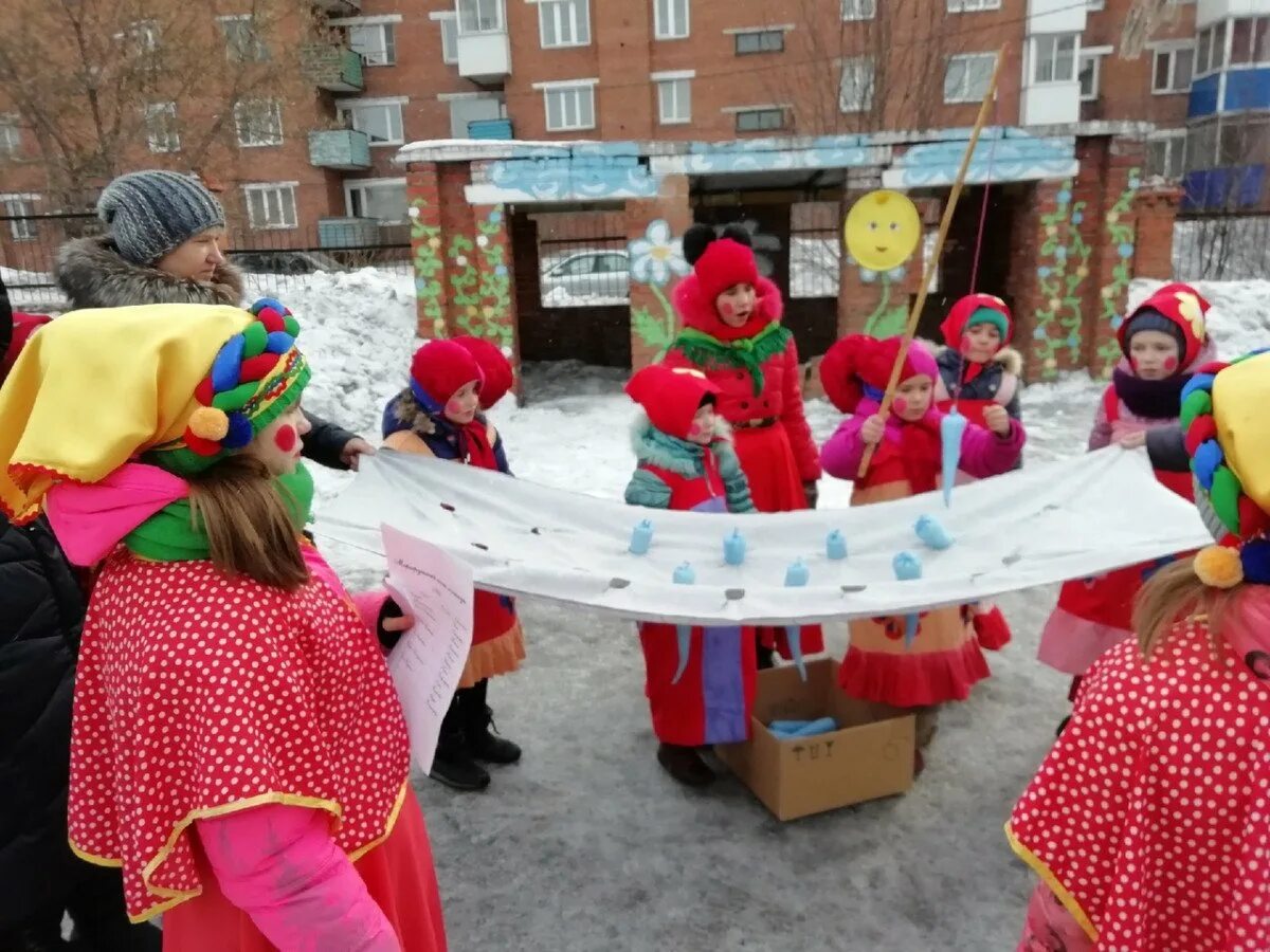 Атрибуты для игр на масленицу. Игровые аттракционы на масленицу. Масленичные гуляния в детском саду. Реквизит для игр на масленицу. Зимний праздник на улице.