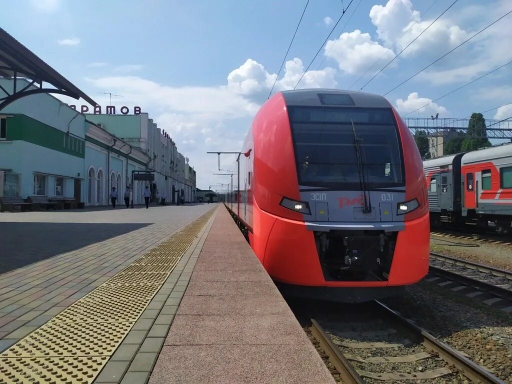 8 минут поезд. Электропоезд ласточка эс1п. поезд ласточка саратов. эс1п 031. электричка ласточка волгоград.