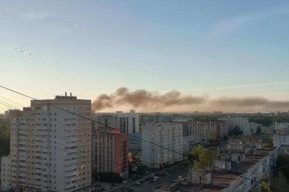 дом горит. улица горела и свобода по пятам. улица горела и свобода по пятам. россия пойтахти. город в дыму.