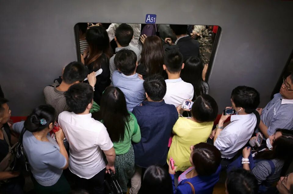 Толпа людей в лифте. Пекин в час пик. Кресло crowded Elevator. L experience