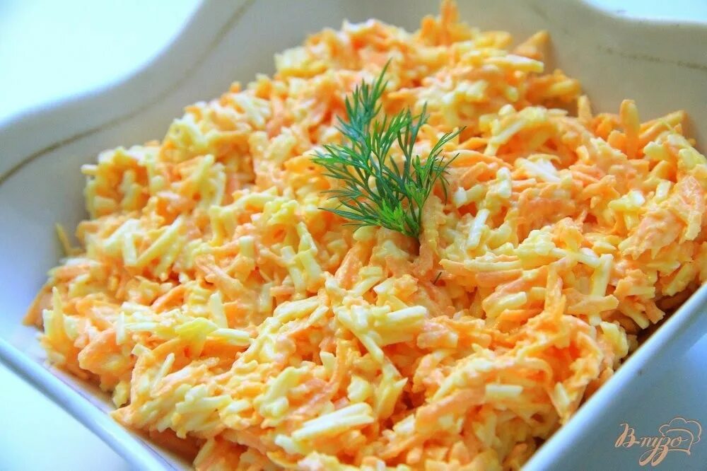 Салат морковный с сыром. Салат морковь с сыром. Салат морковка с сыром и чесноком. Салат с морковью и сыром и чесноком.