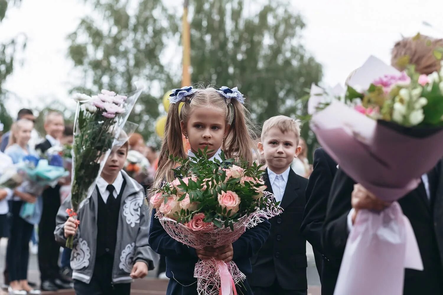 1 сентября 2024 года будет линейка. Линейка 1 сентября. Линейка в школе. Школьники на линейке. 1 Сентября линейка в школе.