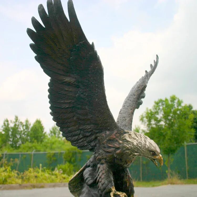Скульптура орла. Орел из металла. Скульптура орла в Орле. Орел из бетона.
