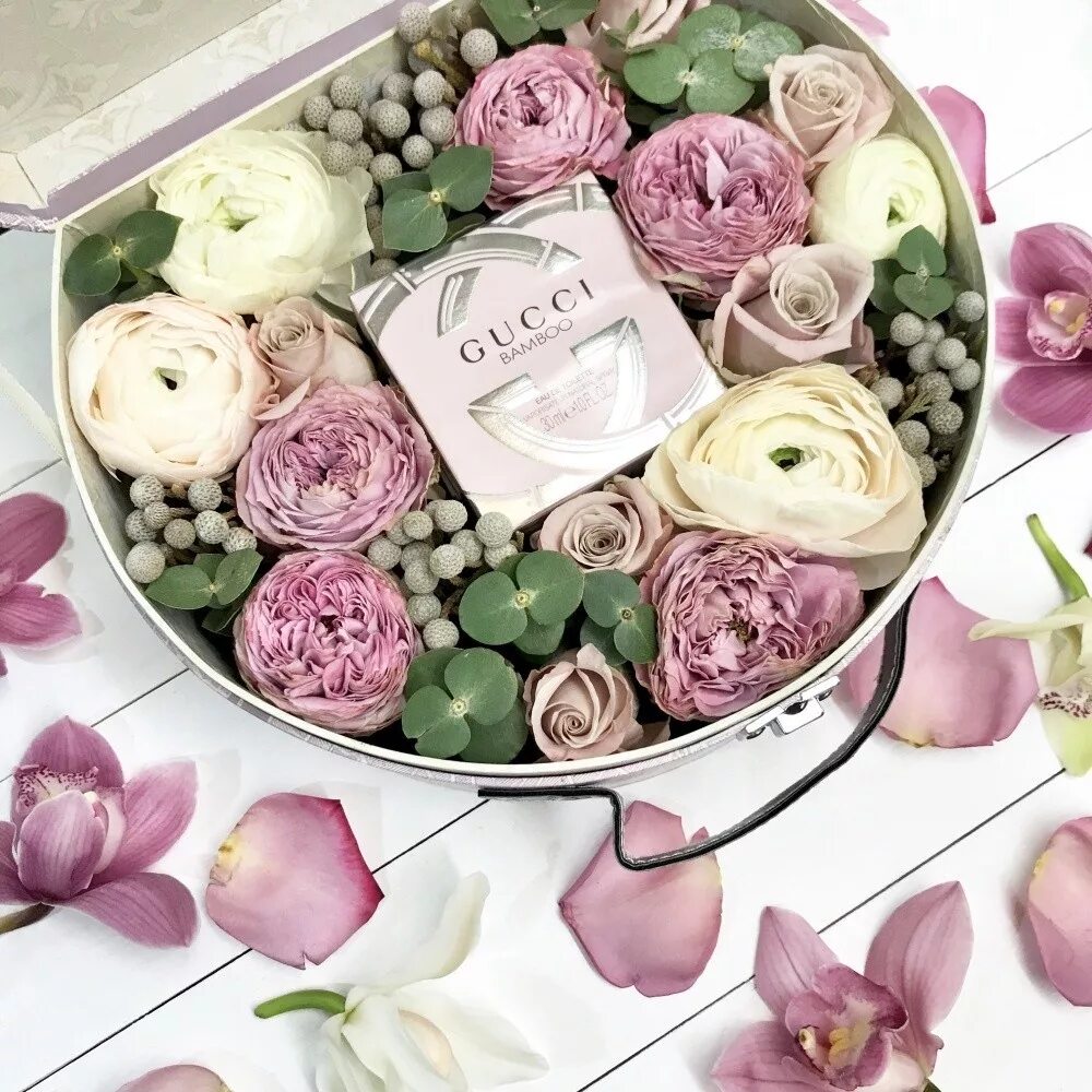 Коробка с цветами. Красивые коробки с цветами. Шикарные цветы в коробке. Букеты цветов в коробках.