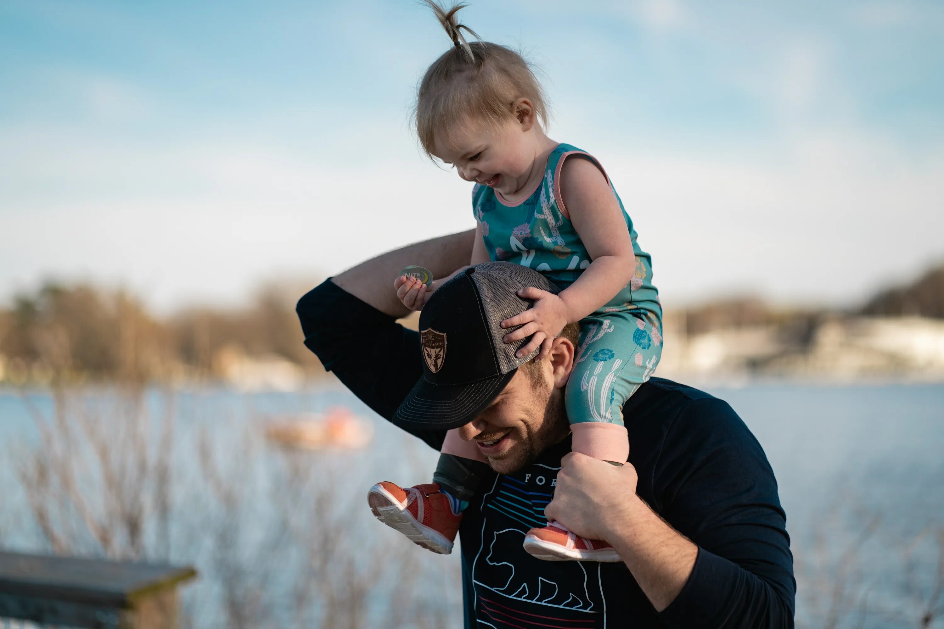 Daddy u. Фотосессия с папой. Ребёнок на шее у отца. Отцы и дети. Фотосессия папа и дочка.