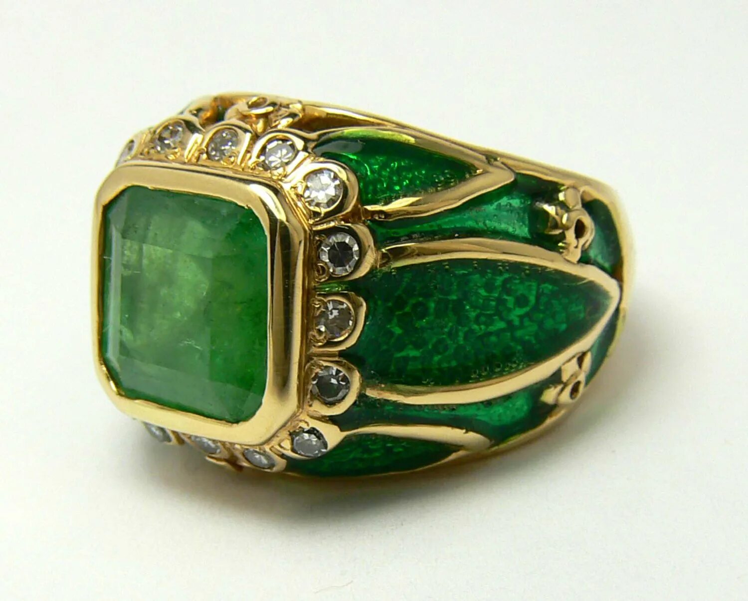 уральские самоцветы-кольца с изумрудом. зеленый гранат демантоид. старинное название изумруда. кольцо зыкиной с изумрудом. изумрудная диамант мужской перстень.