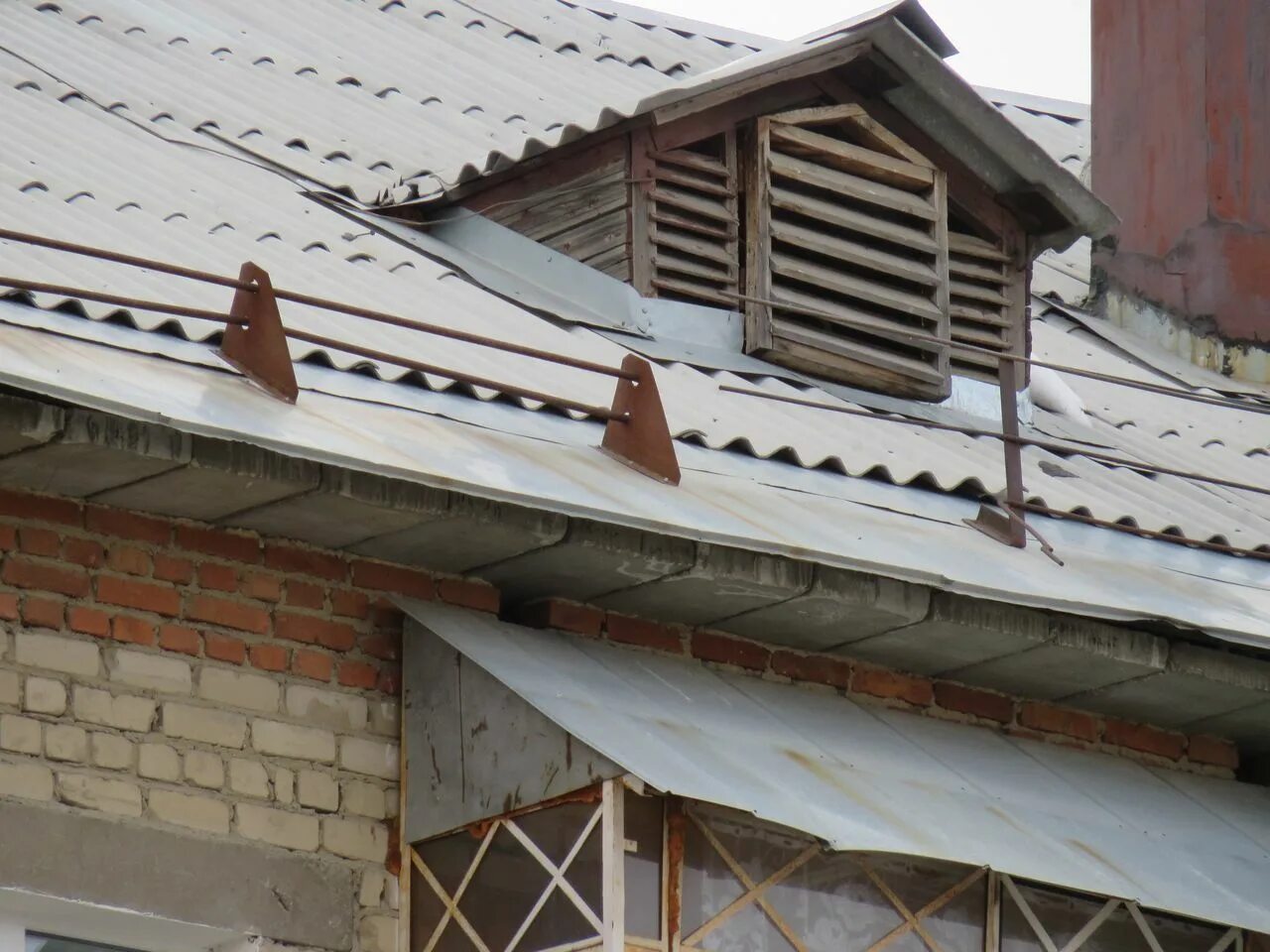 снегозадержание на шиферной крыше. снегозадержатель на шиферной крыше. кровля ондулин снегозадержатели. снегозадержание фс 22. снегозадержатели на шиферную крышу.