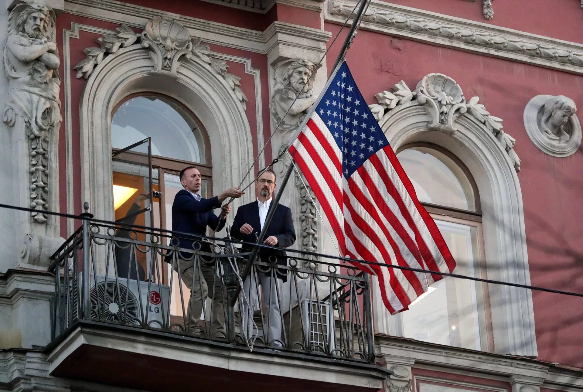 Посольство сша экстремисты. Посольство Соединенных Штатов в Москве. Посольство, консульство посольство Соединенных Штатов Америки. Консул РФ В США. Американский Консул в Москве.