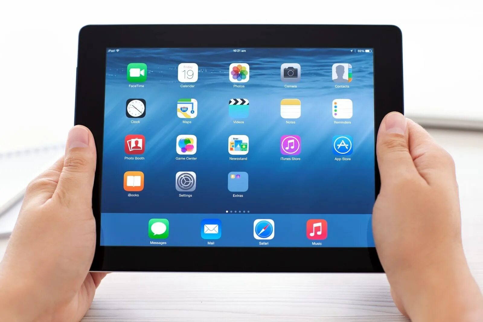 Магазин запчастей для планшетов. Планшет для клиента. Большие планшеты в руках. Сдать планшет на запчасти и сотовый. Планшет за 180 долларов.